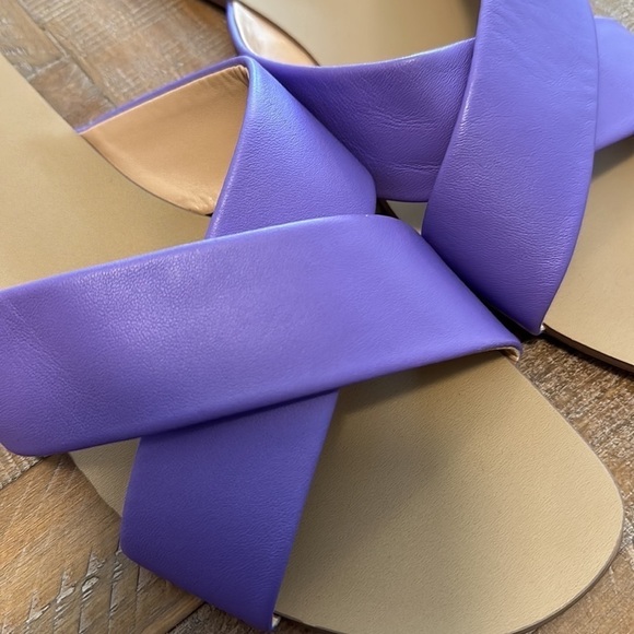 New SAKS FIFTH AVENUE Anne Crossover Bright Purple Leather Flats Sandals - Picture 4 of 6